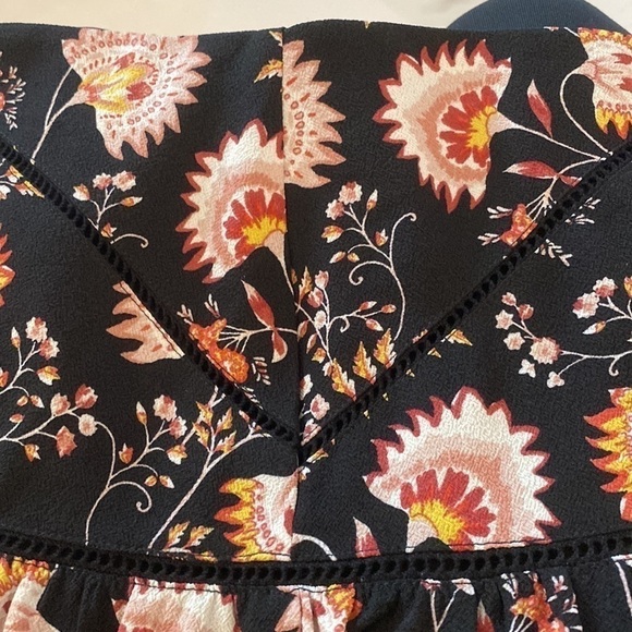 1 STATE floral skirt. Black background with tan gold and orange. Back zip 4
C - Picture 8 of 8
